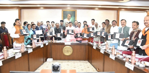 कैबिनेट बैठक में मुख्यमंत्री डॉ. यादव सहित मंत्रि-परिषद के सदस्य टैबलेट के साथ शामिल हुए