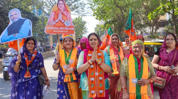 जागरूकता रैली के दौरान महिला उम्मीदवार।