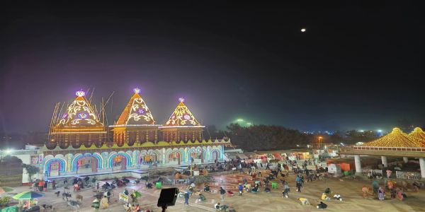 गंगासागरः : मेलापके शुभारब्धे सति प्रसिद्धो जातः ‘लाइट बाबा’