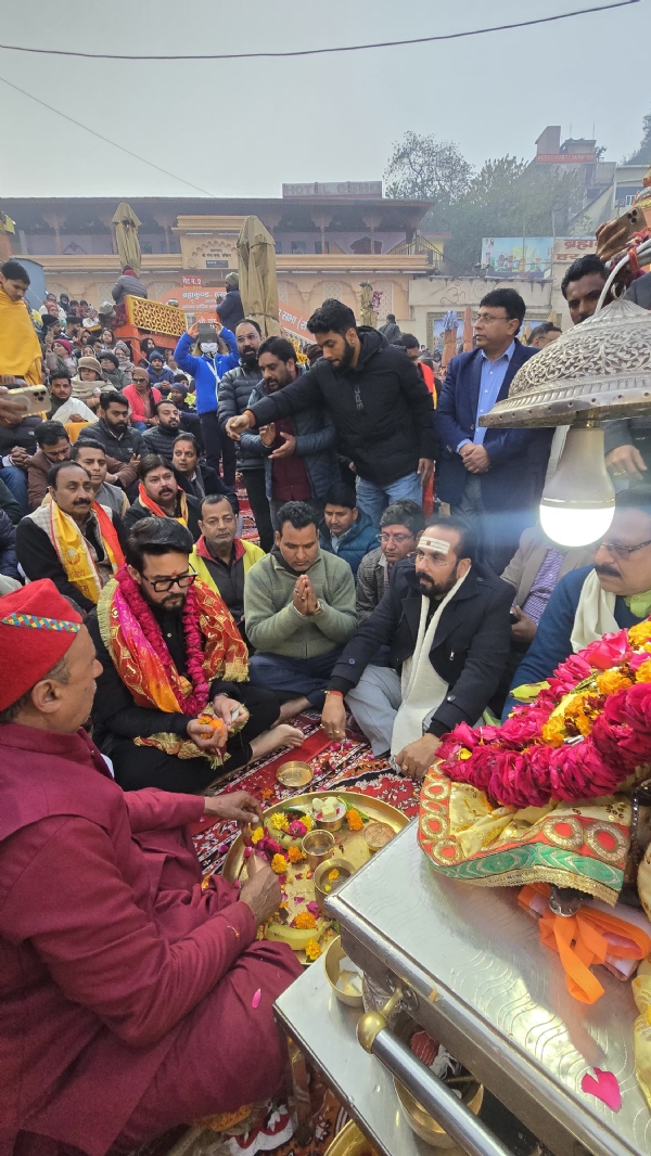 गंगा पूजन करते अनुराग ठाकुर