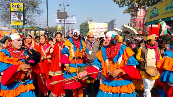 शहर के प्रमुख मार्गों से गुजरती रंगयात्रा में पारंपरिक वेशभूषा में सजे कलाकार।