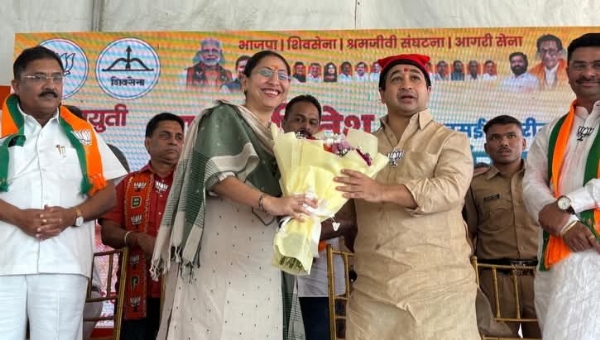 सभा को संबोधित करते हुए नितेश राणे।