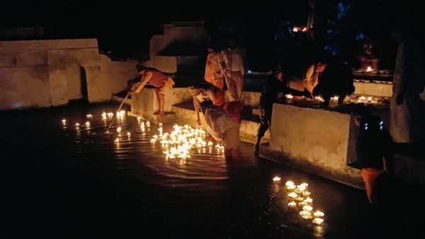 दीपदान करते भक्त