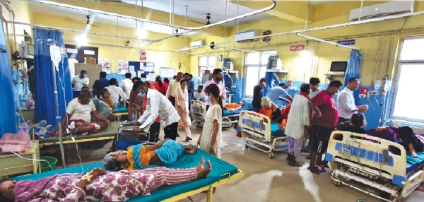 हैजा संक्रमण फैलने के बाद वीरगंज के अस्पताल में मरीजों की भीड़