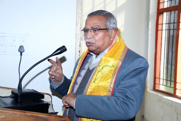 छात्रों को संबोधित करते वरिष्ठ पत्रकार अंजनी निगम छात्रों को संबोधित करते वरिष्ठ पत्रकार अंजनी निगम