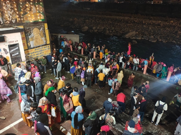 मकर संक्रांति पर दर्जनों देव डोलियों ने  किया गंगा  स्नान