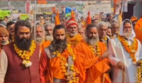 शोभा यात्रा निकालते संत महात्मा शोभा यात्रा निकालते संत महात्मा