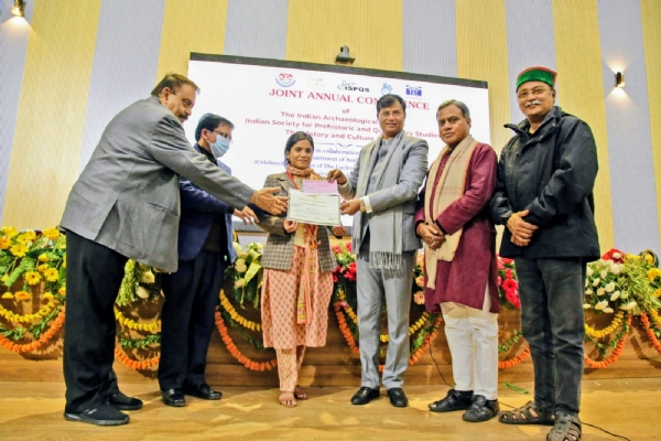 शोध छात्रा गुनिया यादव सम्मान ग्रहण करती हुई