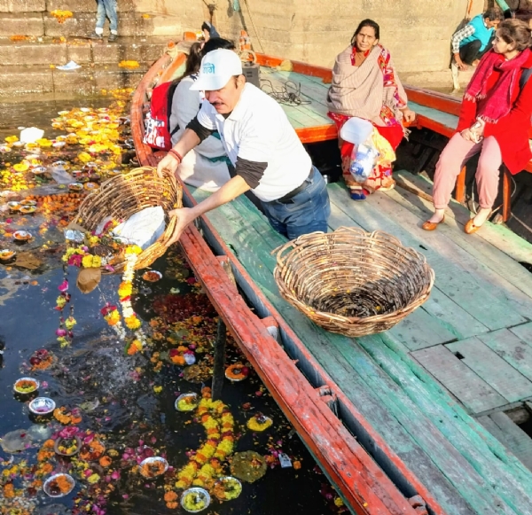 स्वच्छता अभियान में शामिल कार्यकर्ता