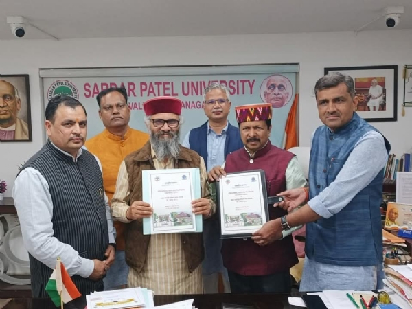 एम ओ यू पर हस्ताक्षर करते हुए।