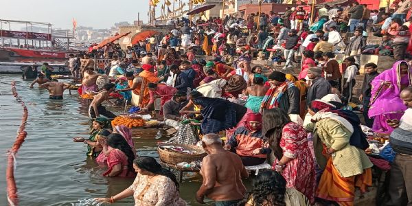 मकर संक्रांति पर्वणि तिथीनां भ्रमं निवार्य लक्षं श्रद्धालवः पवित्र गंगाम् अकुर्वन् आस्थावगाहनम्