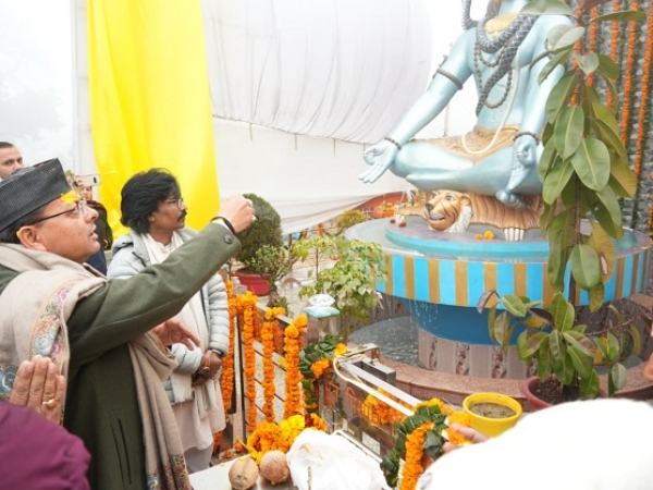 ब्रह्मदेव मंदिर क्षेत्र स्थित लोहिया पुल के पास भगवान शिव एवं हनुमान की प्रतिमाओं का अनावरण करते मुख्यमंत्री पुष्कर सिंह धामी।