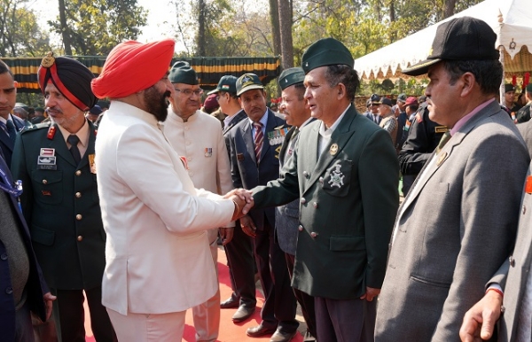 राज्यपाल लेफ्टिनेंट जनरल गुरमीत सिंह (से.नि.)10 वां सशस्त्र बल पूर्व सैनिक दिवस कार्यक्रम में  मिलते हुए।