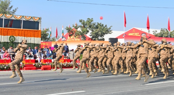 आधुनिक हथियारों के प्रदर्शन के बीच मुख्यमंत्री ने बढ़ाया सेना का मनोबल