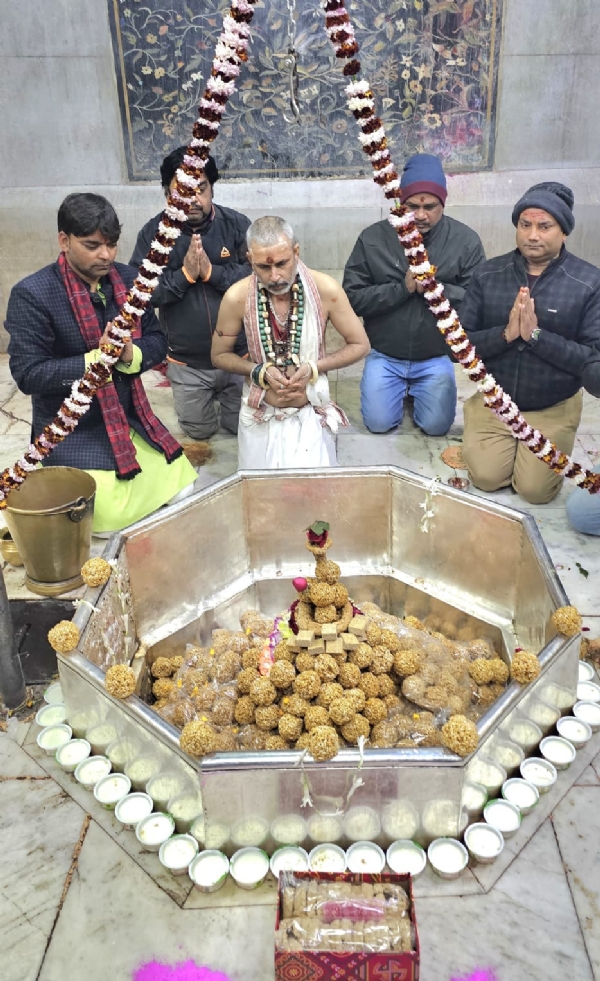 बाबा गरीबनाथ मंदिर में 101 किलो से तीर के लड्डू का भोग  की फोटो