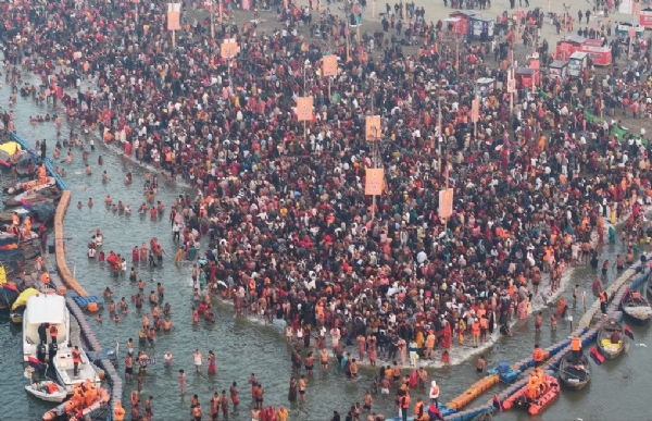 संगम में आस्था कीडुबकी लगाते हुए श्रद्धालुओं का छाया चित्र