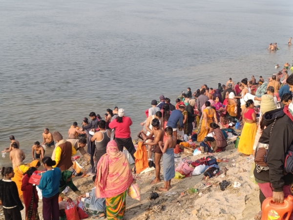 मकर संक्रांति पर स्नान करते श्रद्धालु