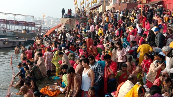 वाराणसी में गंगा स्नान करते श्रद्धालु