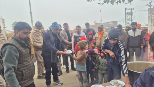 कुंदरकी विधानसभा में सामूहिक खिचड़ी बोझ कार्यक्रम में ठाकुर रामवीर सिंह लोगों को खिचड़ी परोसते हुए।