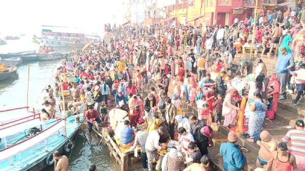 वाराणसी में गंगा स्नान करते श्रद्धालु
