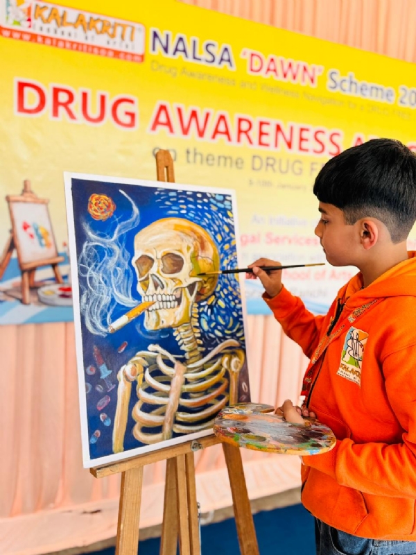 चित्रकला का प्रदर्शन करते स्‍कूली छात्र की तस्‍वीर