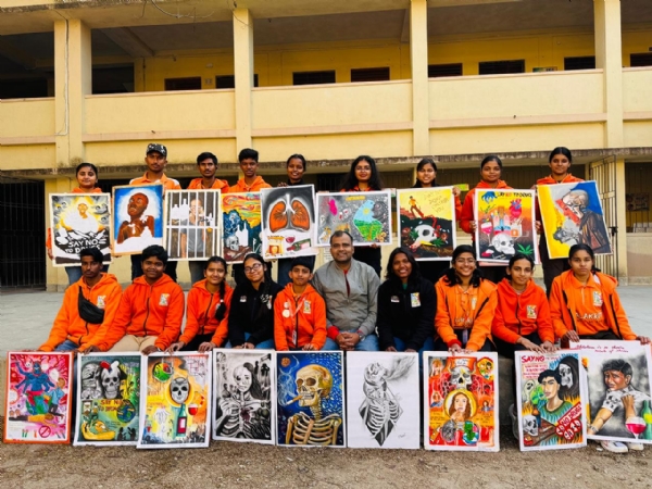 चित्रकला में शामिल बच्‍चों सहित अन्‍य की तस्‍वीर