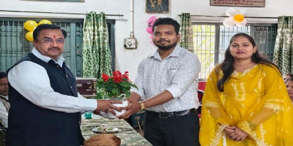 एक: सम्यक् शिक्षार्थी भूत्वा गुरूजनानां गौरवं भवितव्यम् इति– उत्कृष्टं लक्ष्यम् - डॉ.प्रशान्त: