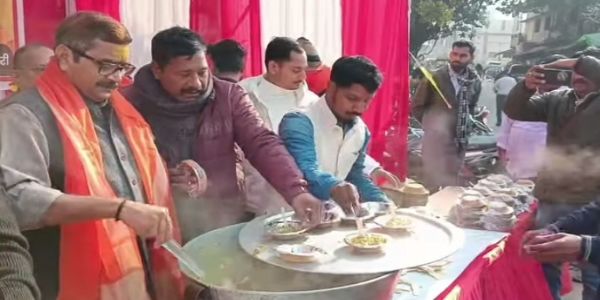 मकर संक्रांतौ विधायको डॉ नीलकंठः काशीवासिभ्यः वितरितं कृशरान्नम्