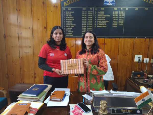 बैठक में मौजूद अधिकारी।