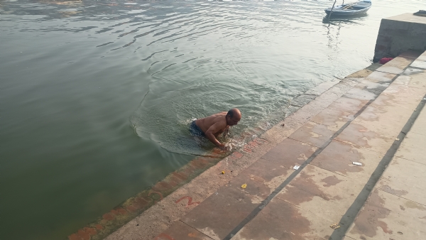 गोमती नदी में स्नान करते हुए श्रद्धालु