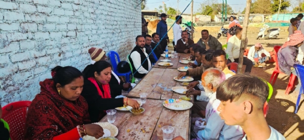 दही चूडा खाते कैलाश यादव सहित अन्‍य की तस्‍वीर