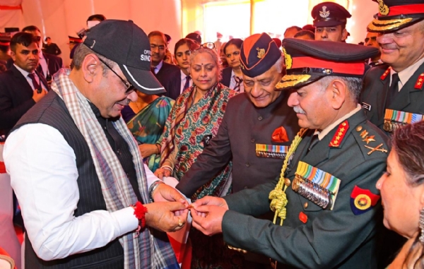 आधुनिक हथियारों के प्रदर्शन के बीच मुख्यमंत्री ने बढ़ाया सेना का मनोबल
