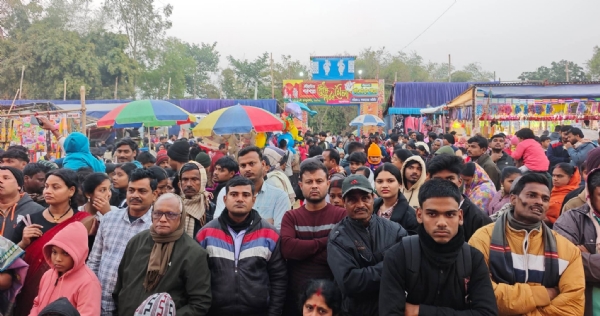 दांतन के शरशंका में ऐतिहासिक पौष पर्वण मेले के उद्घाटन अवसर पर उपस्थित जनप्रतिनिधि और श्रद्धालु।