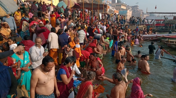 वाराणसी में गंगा स्नान करते श्रद्धालु