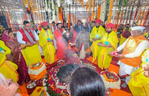 यज्ञ की पूर्णाहुति देती हुईं राष्ट्रपति द्रौपदी मुर्मु, साथ में राजस्थान के मुख्यमंत्री भजनलाल शर्मा एवं राज्यपाल हरिभाऊ बागड़े।