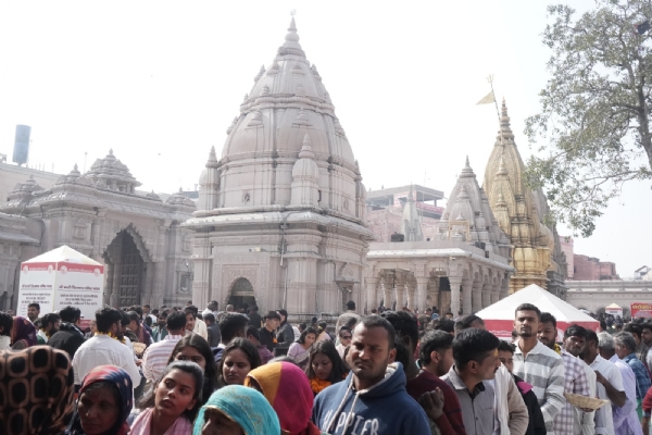 बाबा के दरबार में उमड़ी भीड़