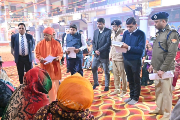 जनता दर्शन में सीएम योगी आदित्यनाथ ने दिए अधिकारियों को निर्देश*