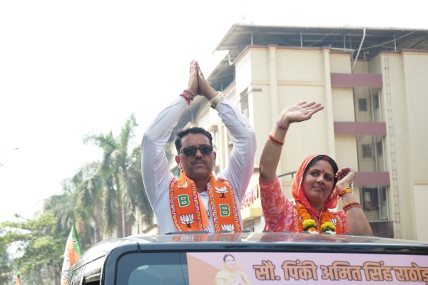 जनता का अभिवादन करते हुए पिंकी कंवर।