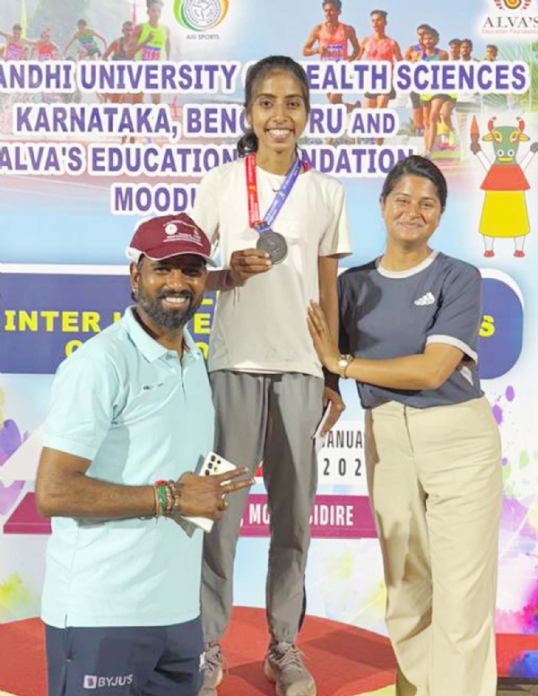 गुरुग्राम की खिलाड़ी चंचल को एथलेटिक चैंपियनशिप में रजत पदक से सम्मानित करते अधिकारी।