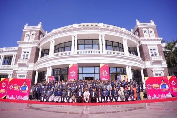 मुख्यमंत्री डॉ. मोहन यादव के साथ ग्रुप फोटो खिंचवाते हुए आईपीएस अधिकारी।