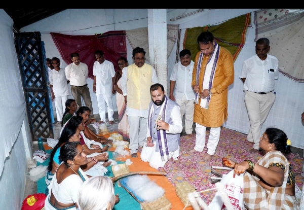 जीआई टैग मिलने पर खुशी जाहिर करते हुए आयोग के अध्यक्ष मनोज कुमार