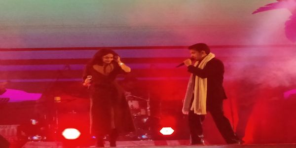 बलरामपुरम् : तातापानी महोत्सवे स्वराणां लक्षरी, आदित्य नारायण–सना अरोड़ा इति युगलं दर्शकेभ्यः आनन्दयितुं बाध्यम्