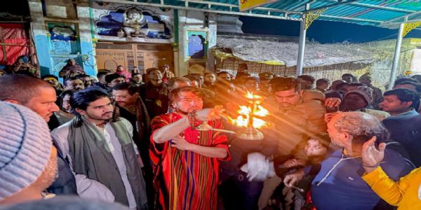 तपोभूमि चित्रकूटं प्राप्नोत् बागेश्वर धाम्नः पीठाधीश्वर धीरेन्द्र कृष्ण शास्त्री अकरोत् कामदगिरि पर्वतस्य परिक्रमाम्