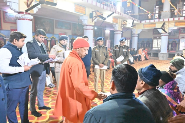 जनता दर्शन में सीएम योगी आदित्यनाथ ने दिए अधिकारियों को निर्देश*