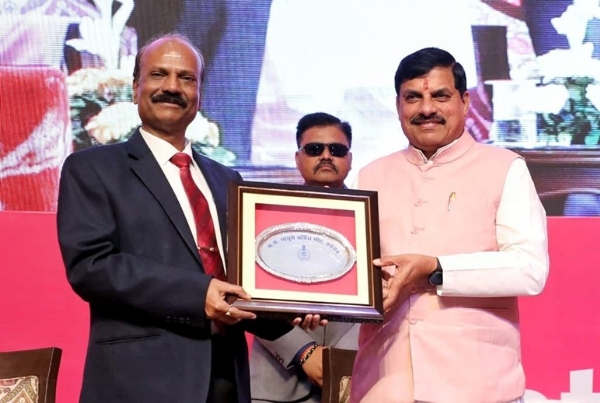 मुख्यमंत्री डॉ. मोहन यादव को पुलिस महानिदेशक कैलाश मकवाना ने स्मृति चिन्ह भेंट किया