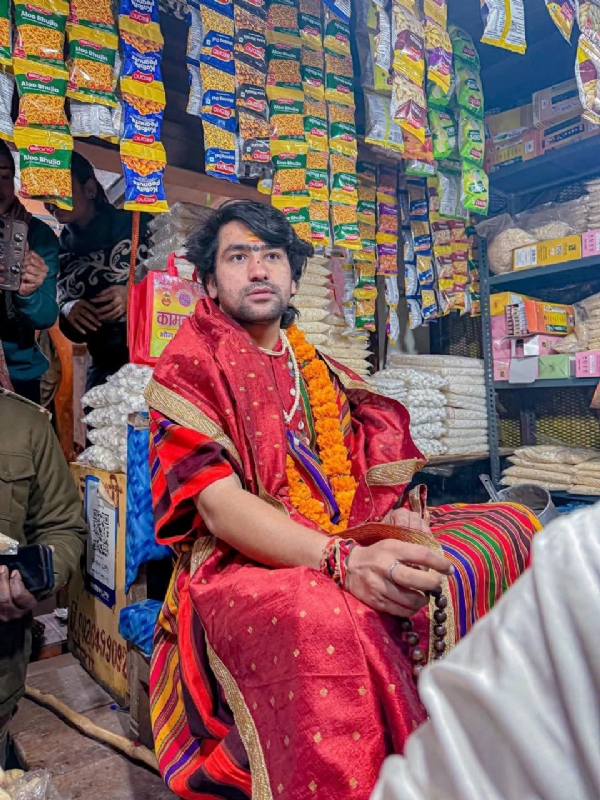 तपोभूमि चित्रकूट पहुंचे बागेश्वर धाम के पीठाधीश्वर धीरेन्द्र कृष्ण शास्त्री ने किया कामदगिरि पर्वत की परिक्रमा