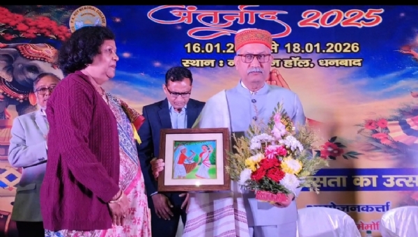 बीबीएमकेयू के कुलपति को मंच पे सम्मानित करते कॉलेज के