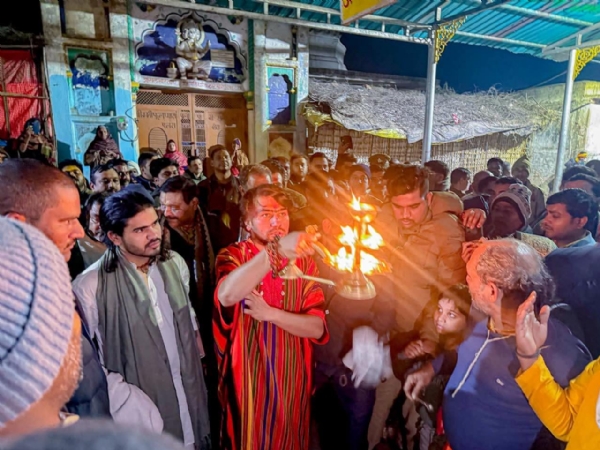 तपोभूमि चित्रकूट पहुंचे बागेश्वर धाम के पीठाधीश्वर धीरेन्द्र कृष्ण शास्त्री ने किया कामदगिरि पर्वत की परिक्रमा