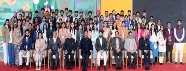 हरियाणा विधानसभा के स्पीकर युवा संवाद कार्यक्रम में भाग लेने वाले प्रतिभागियों के साथ