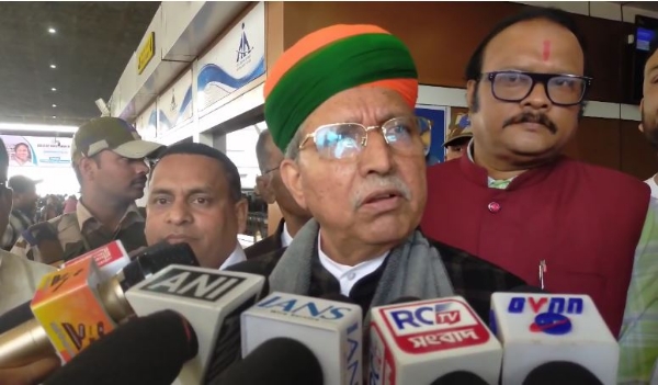 बागडोगरा एयरपोर्ट में पत्रकारों से बात करते  केंद्रीय कानून मंत्री अर्जुनराम मेघवाल